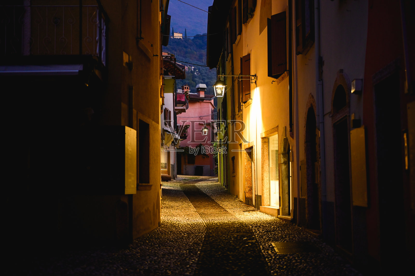 格拉德湖的狭窄小巷。照片摄影图片