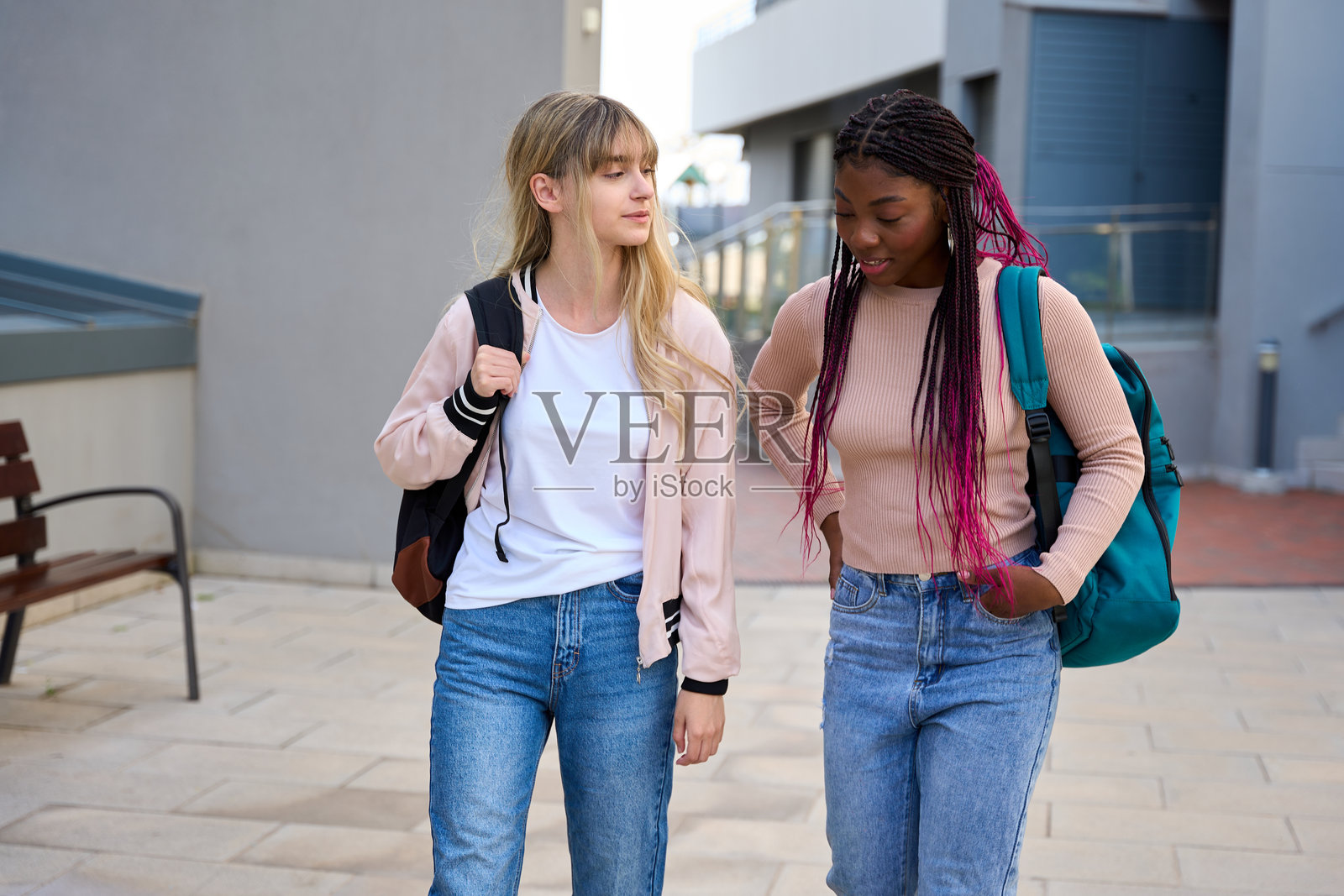 两名女学生在校园里走路聊天照片摄影图片