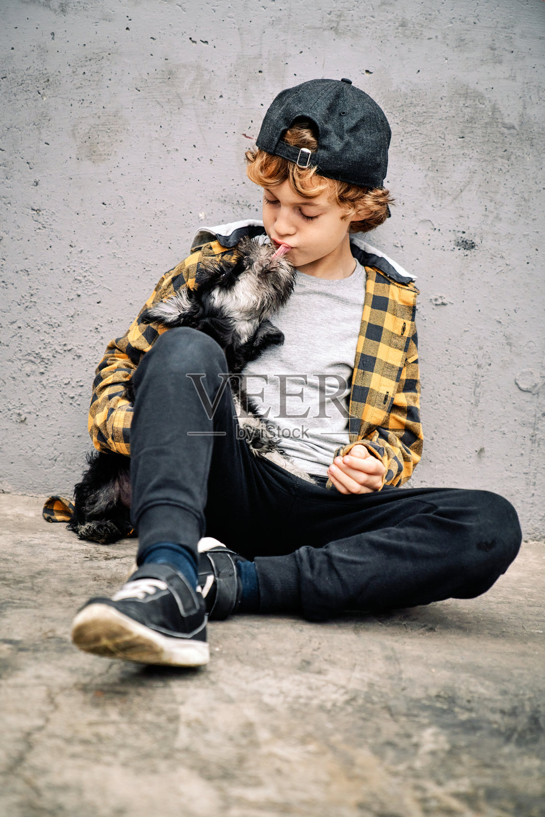 可爱的孩子和小狗在街上照片摄影图片