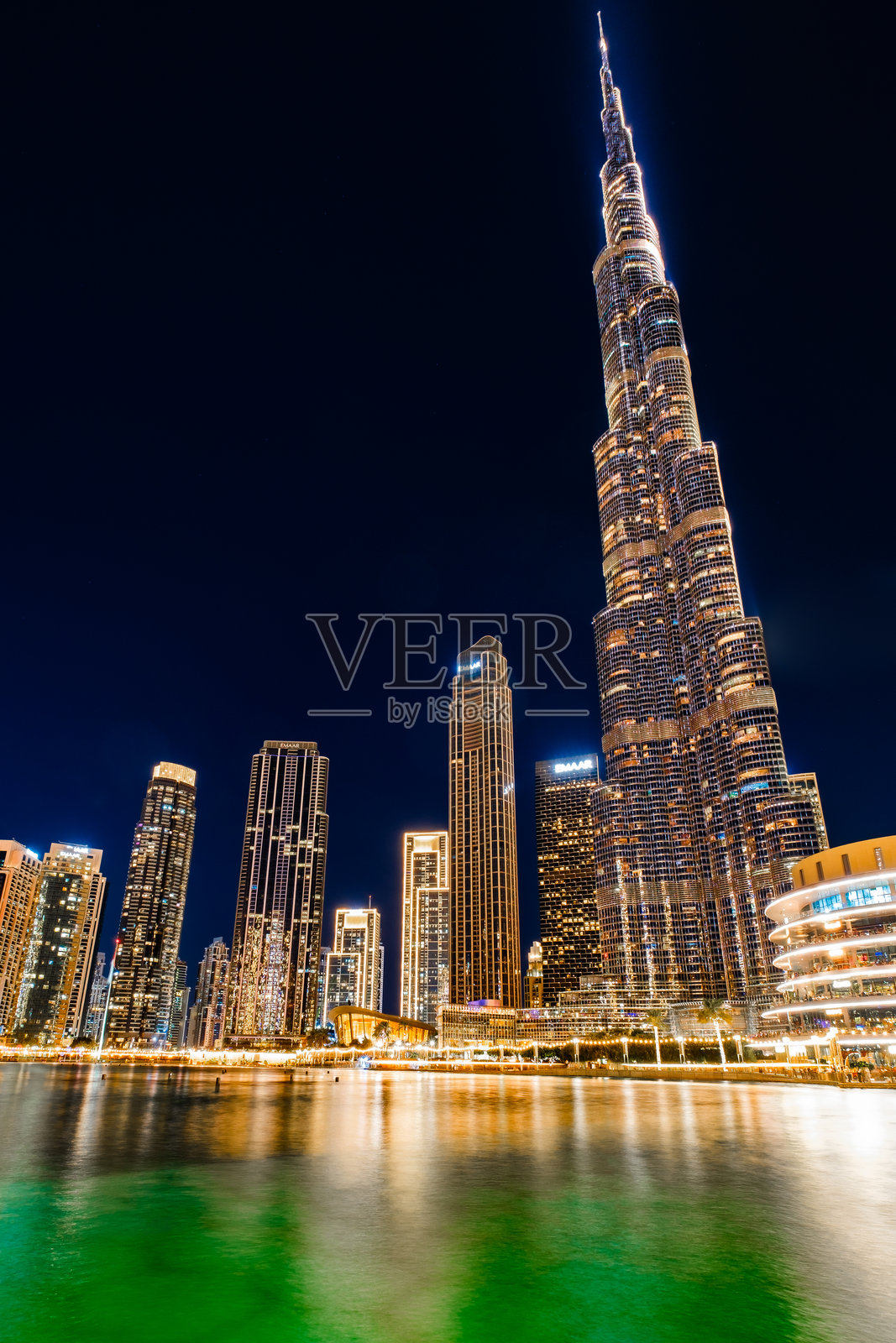 哈利法塔，迪拜购物中心，夜晚的歌剧院照片摄影图片