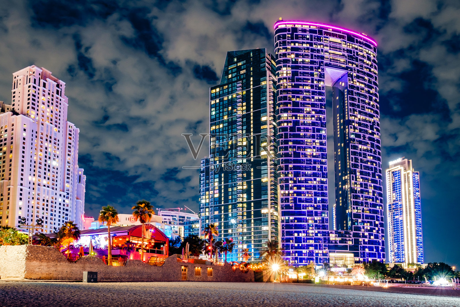 迪拜朱美拉海滩希尔顿逸林酒店地址海滩度假村夜景照片摄影图片