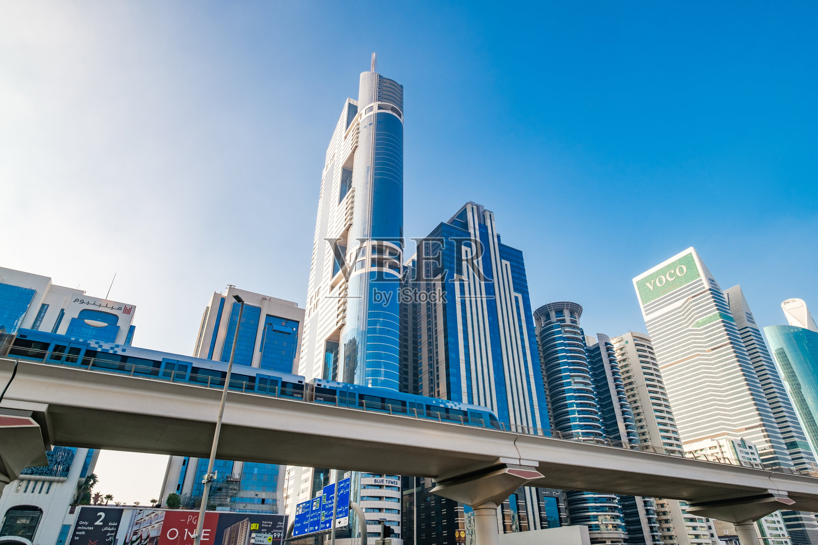 Voco酒店,蓝色塔楼,地铁线路和火车照片摄影图片