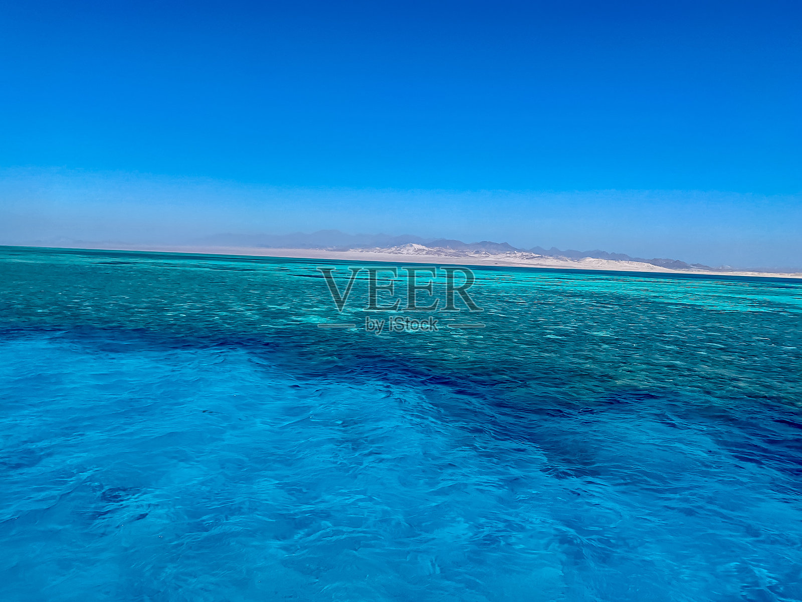 水晶般清澈的蓝色水域壮丽景观照片摄影图片