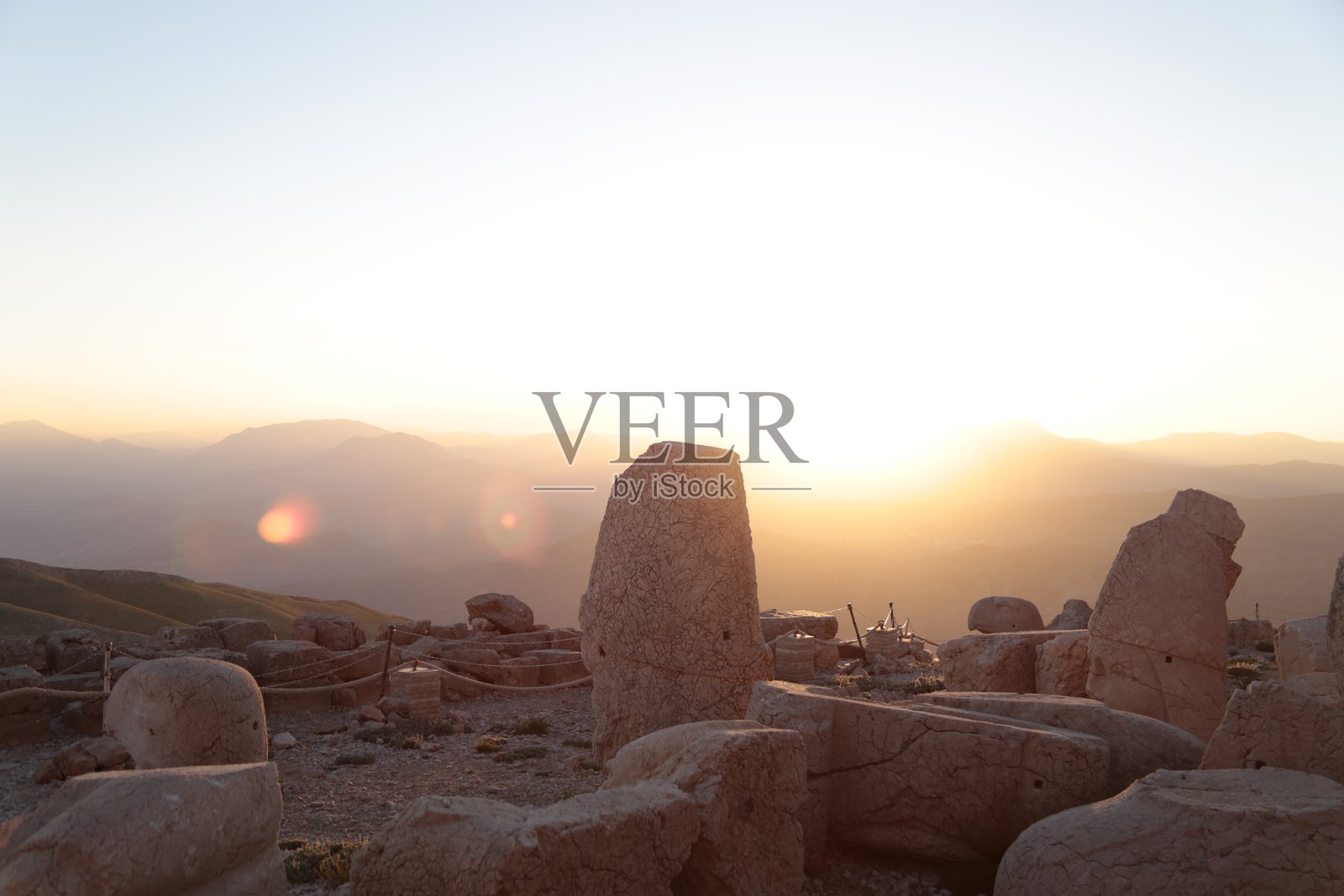 神圣的尼姆鲁特山沐浴在日落的余晖中照片摄影图片