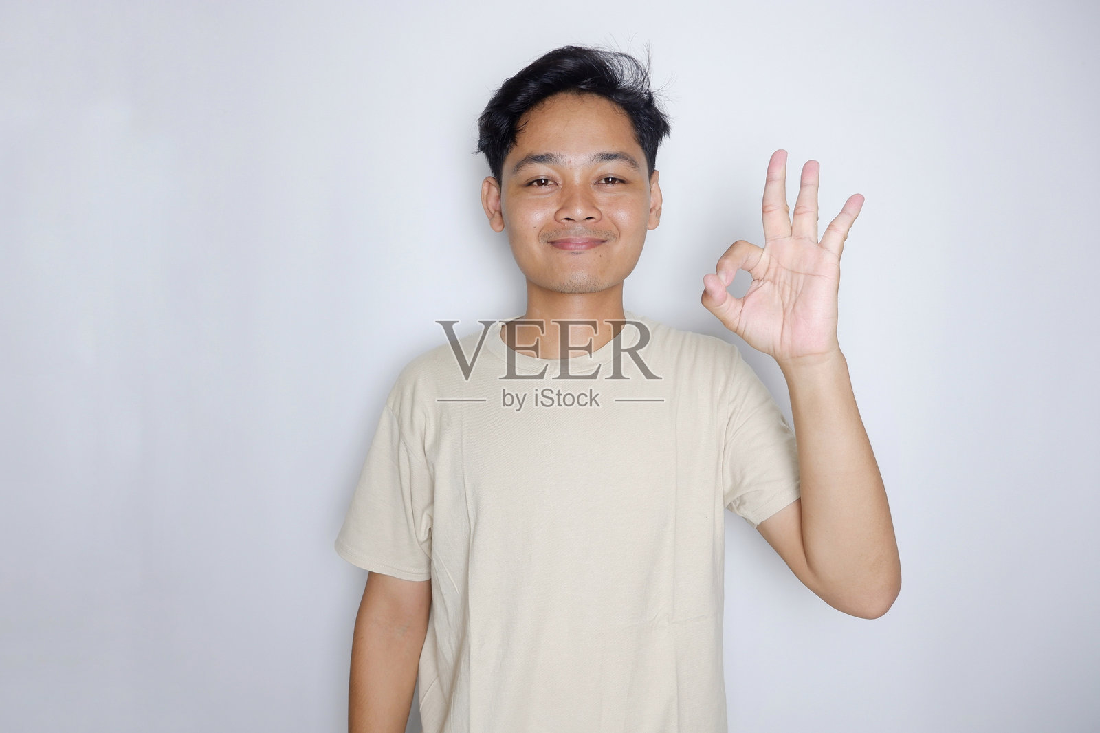 孤立在白色背景上的亚洲印尼成年男性的随机表情照片摄影图片