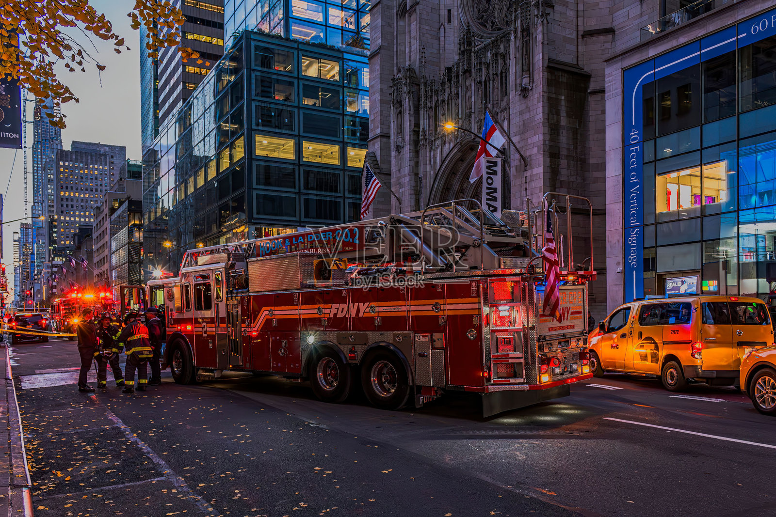 第五大道上的消防员与消防车照片摄影图片
