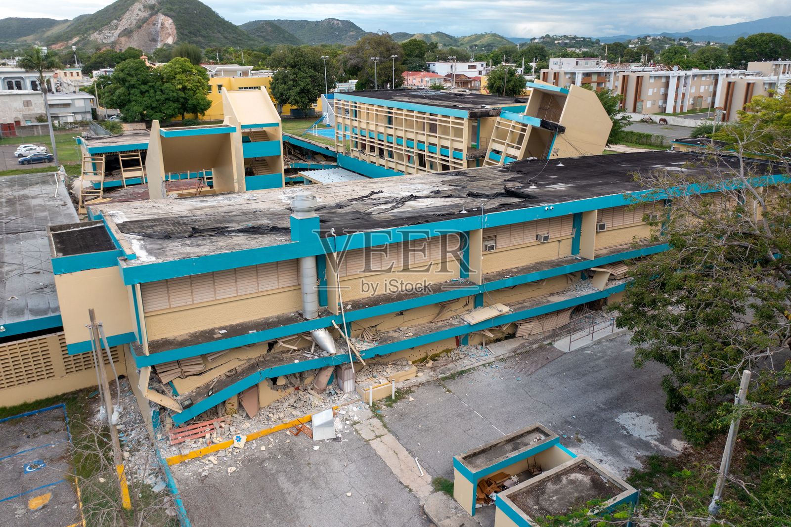 地震后受损的学校建筑照片摄影图片