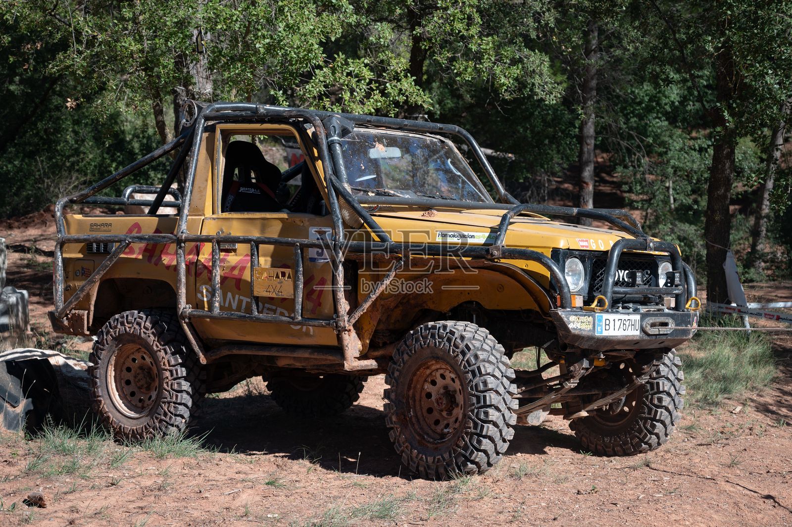 丰田兰德酷路泽J70为森林中的障碍试验做好准备照片摄影图片