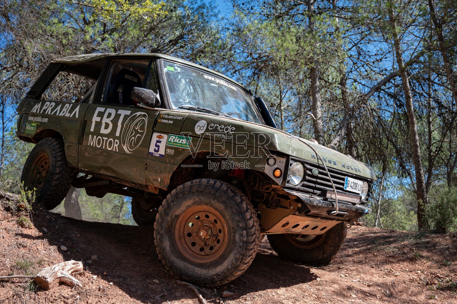 经典路虎揽胜在复杂的越野路段下坡照片摄影图片