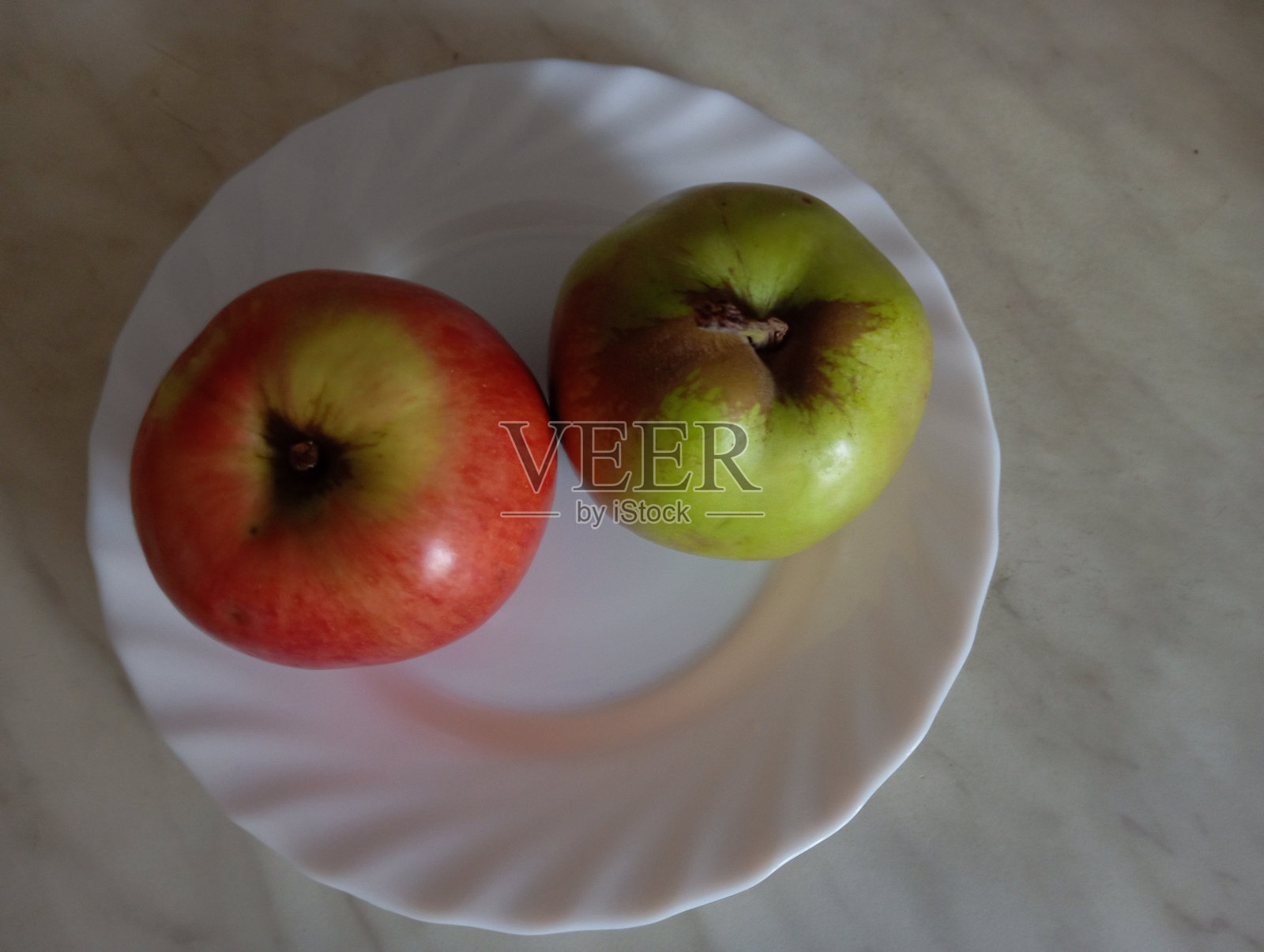 盘子上的苹果照片摄影图片