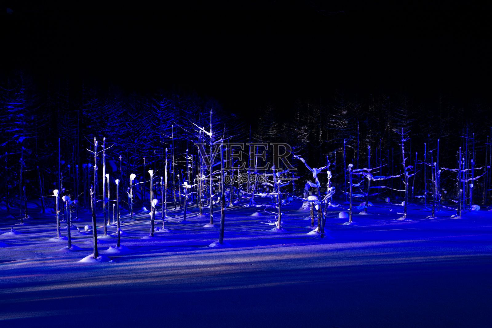 美瑛夜晚照亮的雪覆盖湖泊照片摄影图片