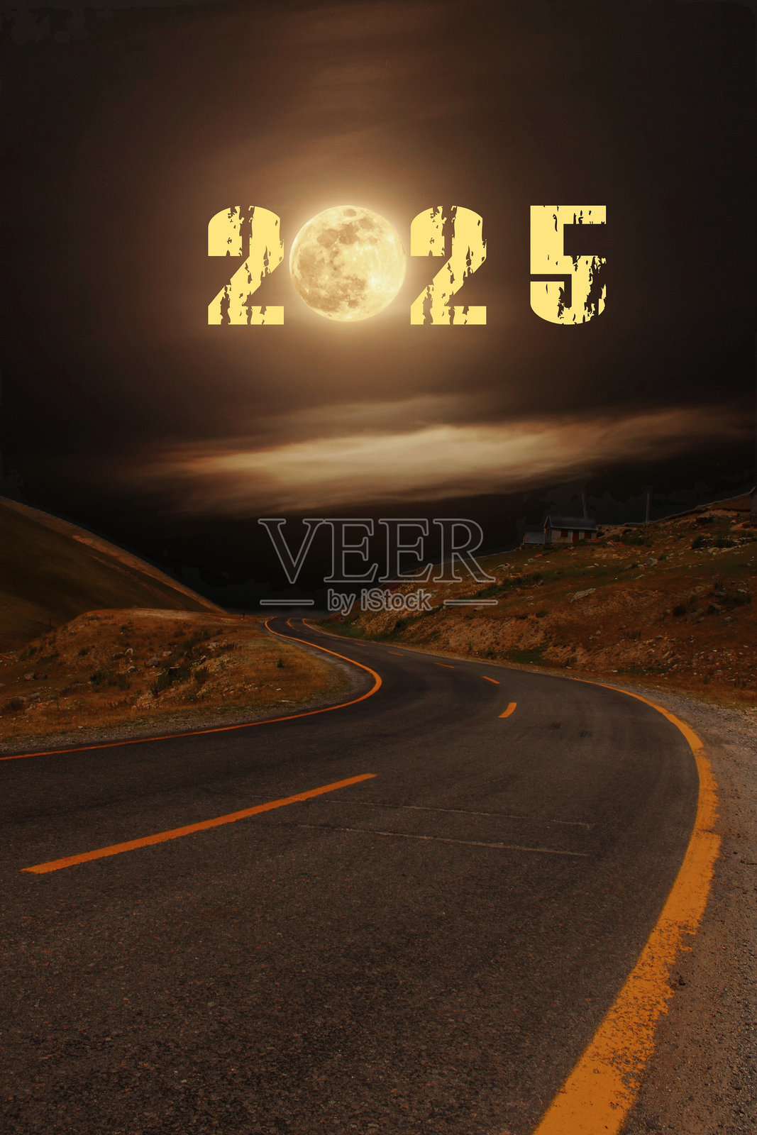 2024年新年概念的路标与月亮。2025年快乐新年创意。照片摄影图片