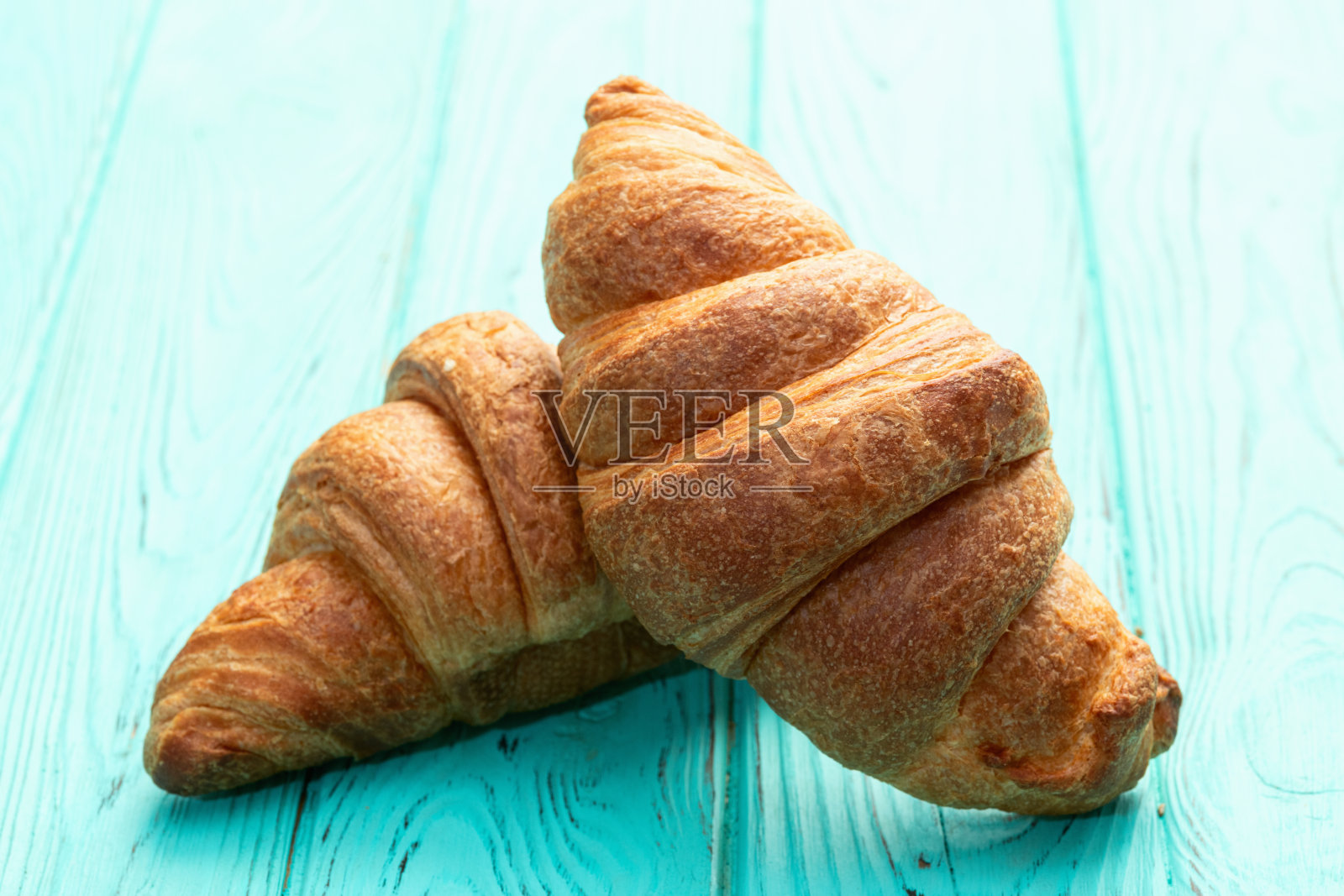 一组可口的可颂。法式早餐。俯视图。照片摄影图片