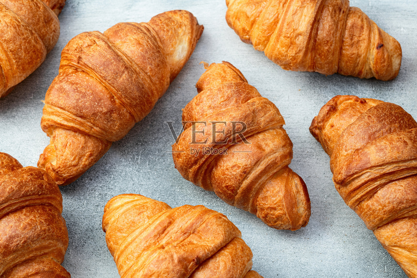 一组可口的可颂。法式早餐。俯视图。照片摄影图片