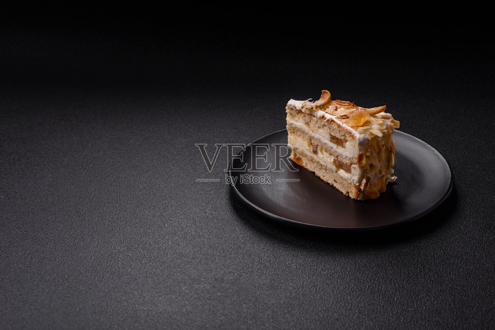 层层甜蛋糕，配有奶油、梨和蓝纹奶酪照片摄影图片