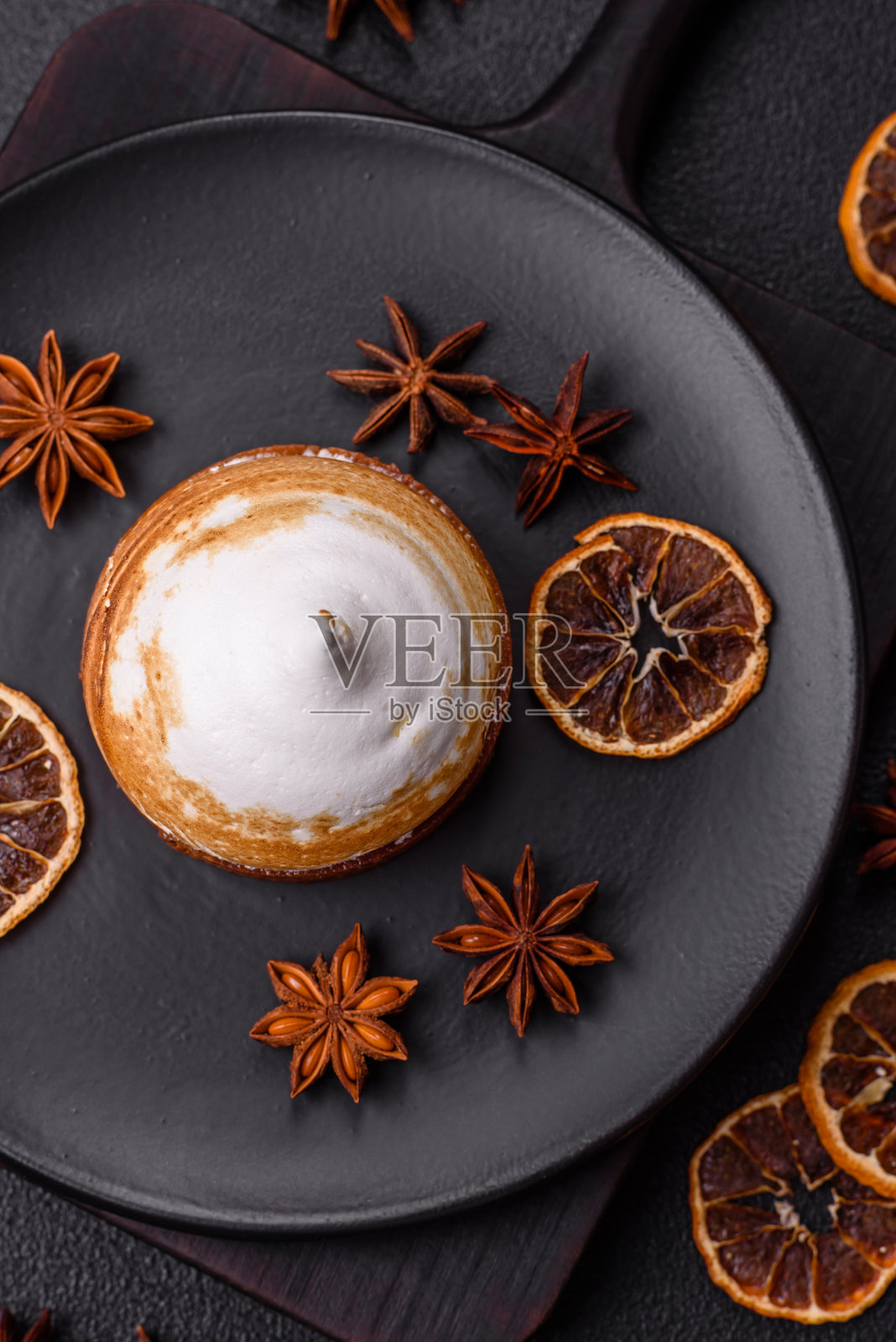 甜柠檬挞，内含奶油馅和柠檬皮屑照片摄影图片