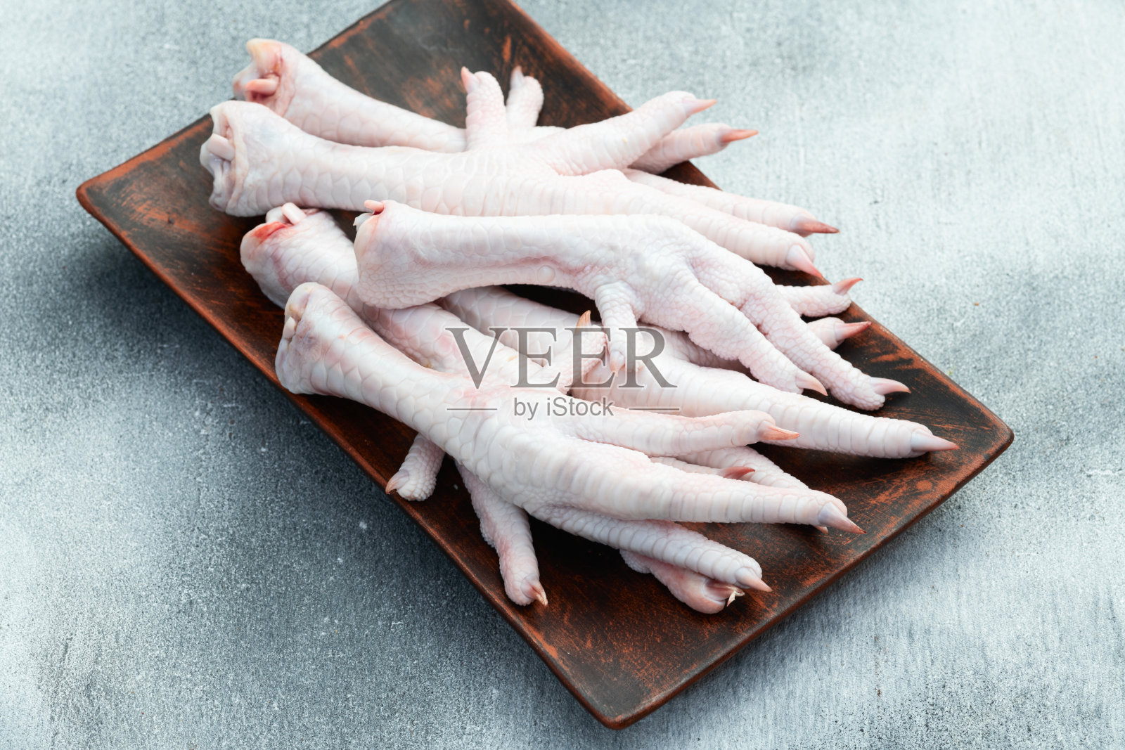 生鸡爪（脚掌）在乡村背景上的俯视图照片摄影图片