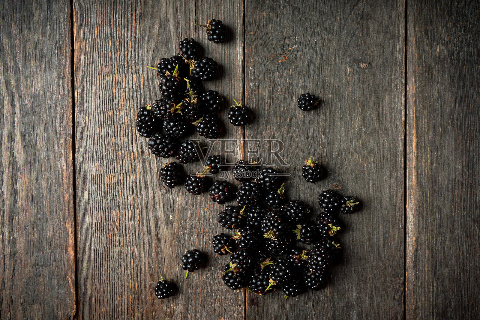 新鲜采摘的成熟黑莓放在木质背景上照片摄影图片