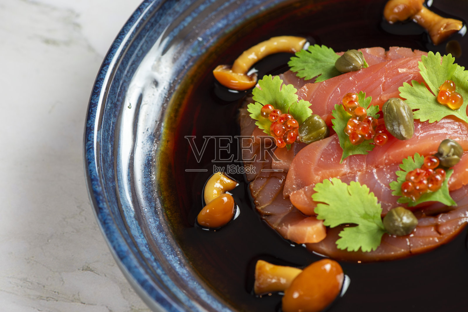 切片三文鱼刺身，日本生食美味菜单照片摄影图片