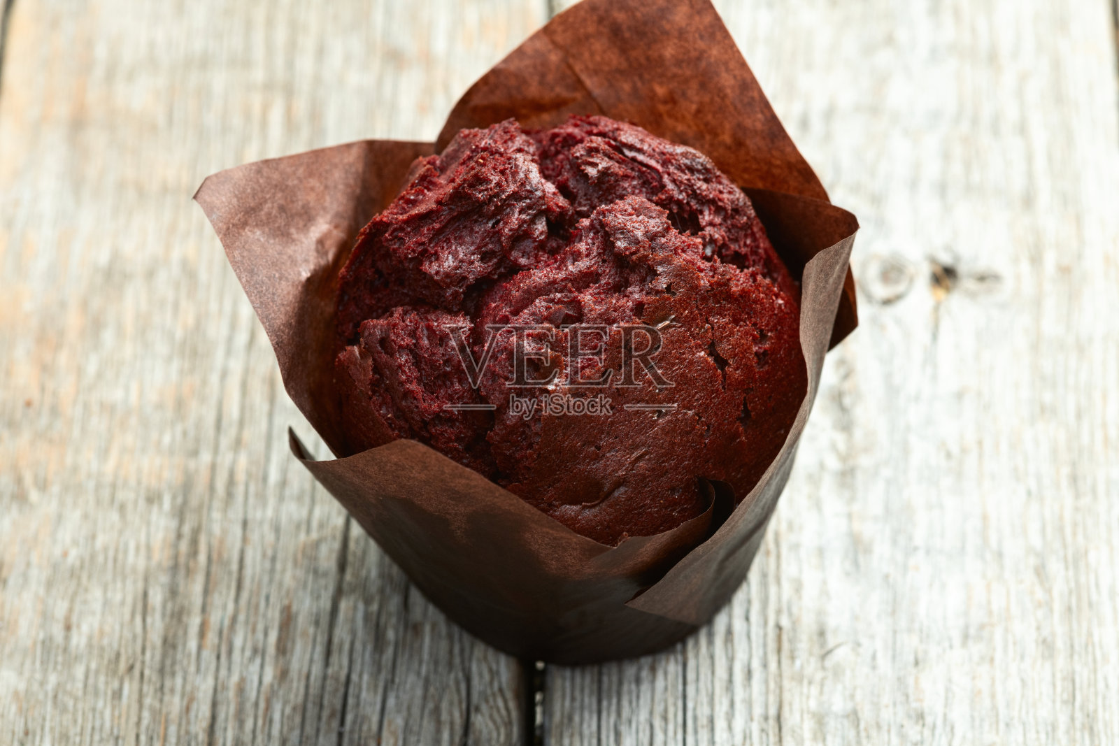 甜美的烤浆果松饼（杯子蛋糕）。俯视图照片摄影图片