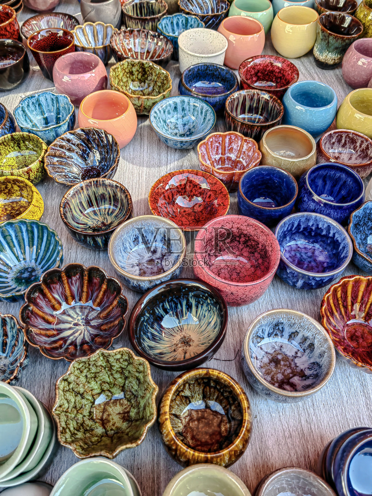 带有中国背景的彩色纹理独特的釉面陶土花盆、杯子、杯子和盘子照片摄影图片
