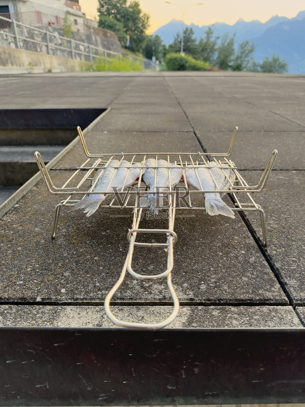 在烧烤架上烹饪海鲜照片摄影图片