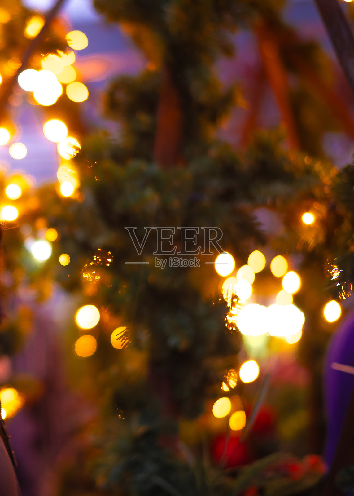 灯光璀璨的圣诞装饰的抽象视角照片摄影图片