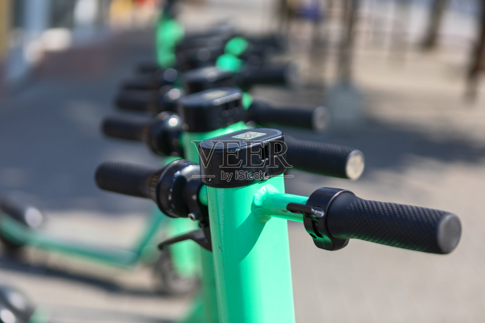 绿滑板车整齐地停放在人行道上照片摄影图片