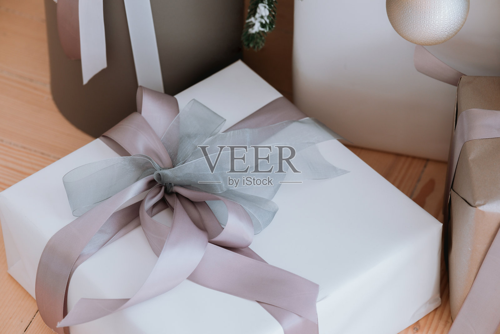 优雅的礼品盒用丝带装饰，整齐地摆放在家中的木地板上照片摄影图片