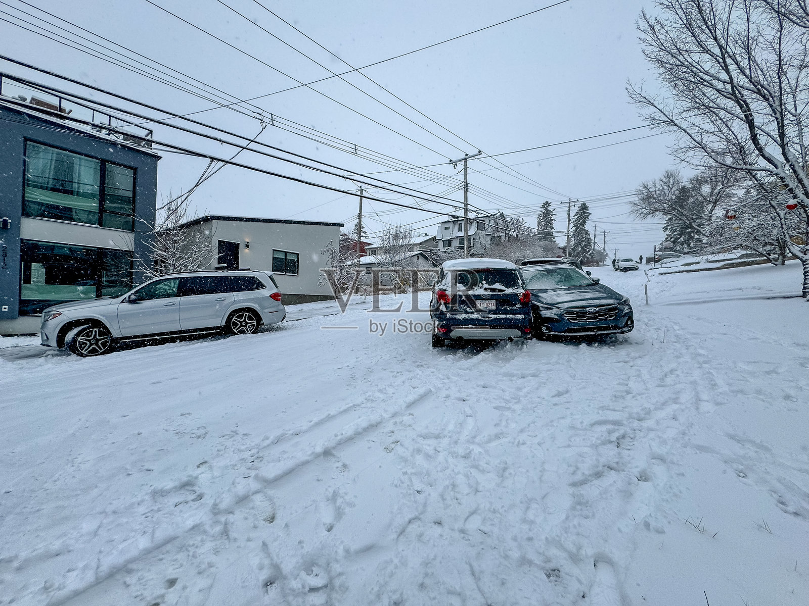 卡尔加里的街道在降雪期间交通拥堵照片摄影图片