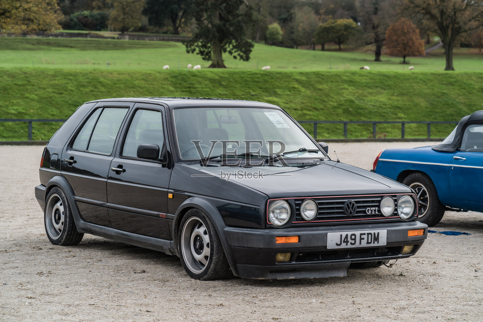 一辆黑色大众高尔夫GTi在切斯特经典汽车拍卖会上展出照片摄影图片