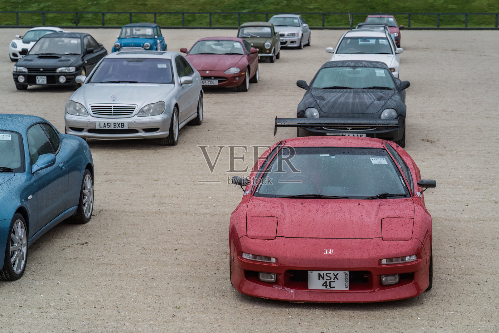 一辆红色本田NSX在切斯特经典汽车拍卖会上展出照片摄影图片