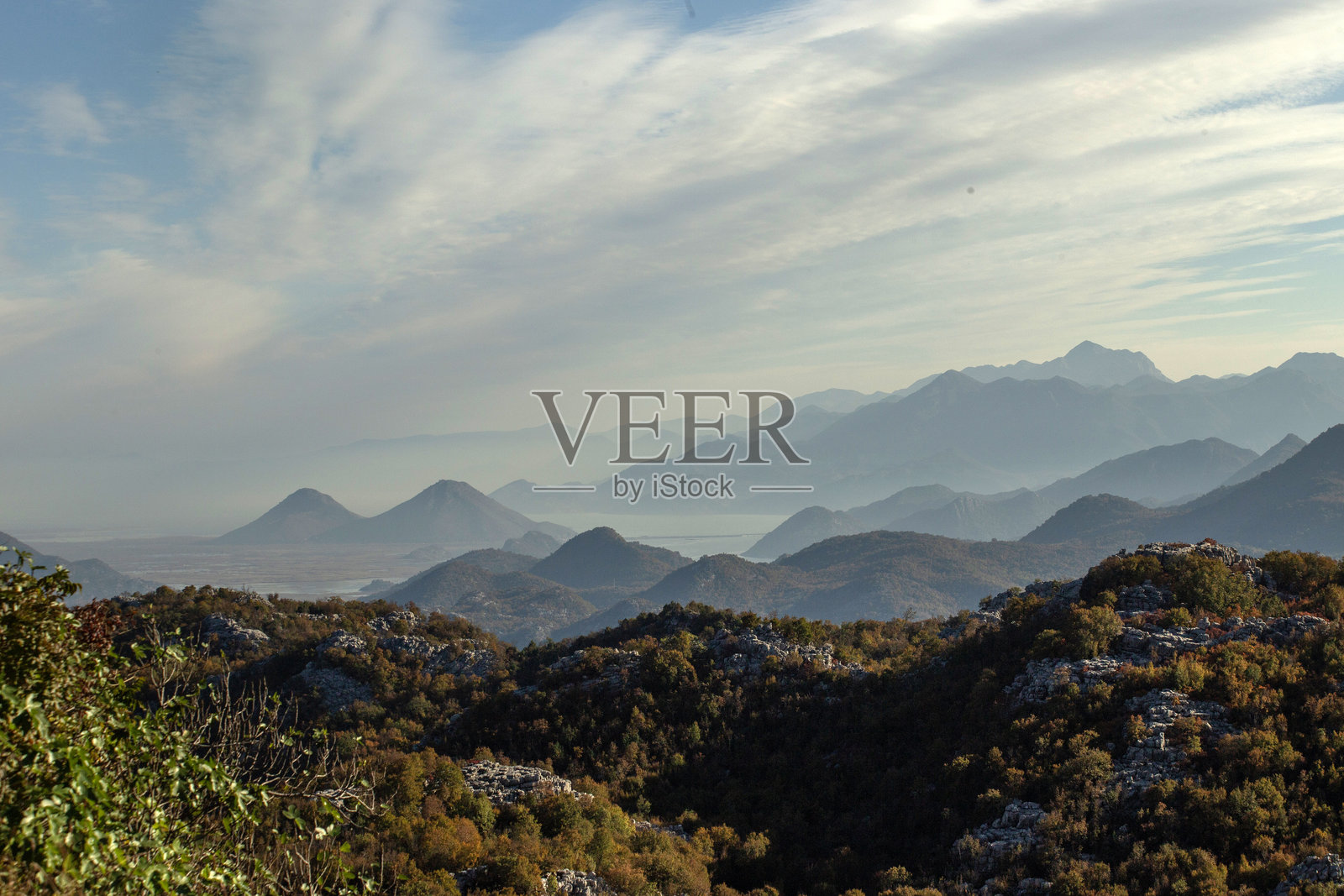 阳光明媚的日子里，从山路俯瞰黑山的埃斯卡达湖秋季景色。照片摄影图片