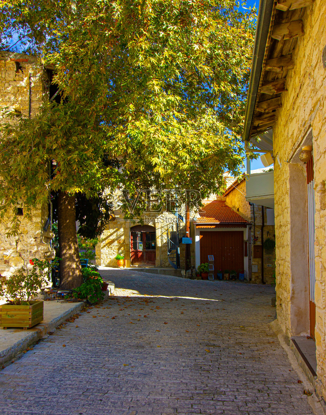 温暖的村庄Vouni街道照片摄影图片