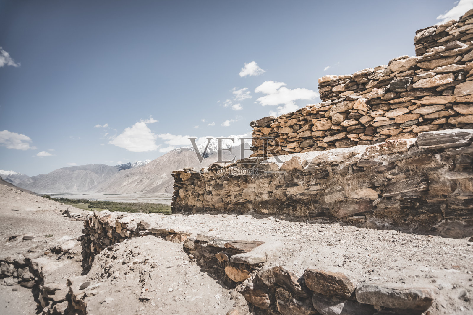 塔吉克斯坦帕米尔高原上的佛教舍利塔Vrang，建于5世纪的石制宗教纪念碑照片摄影图片