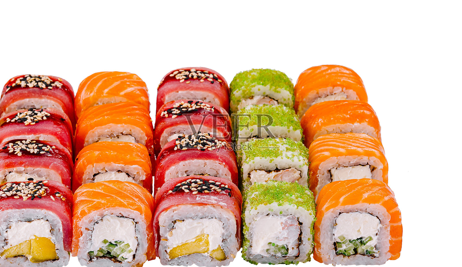 三文鱼、金枪鱼和绿色飞鱼子酱的寿司拼盘放在白色背景上。照片摄影图片