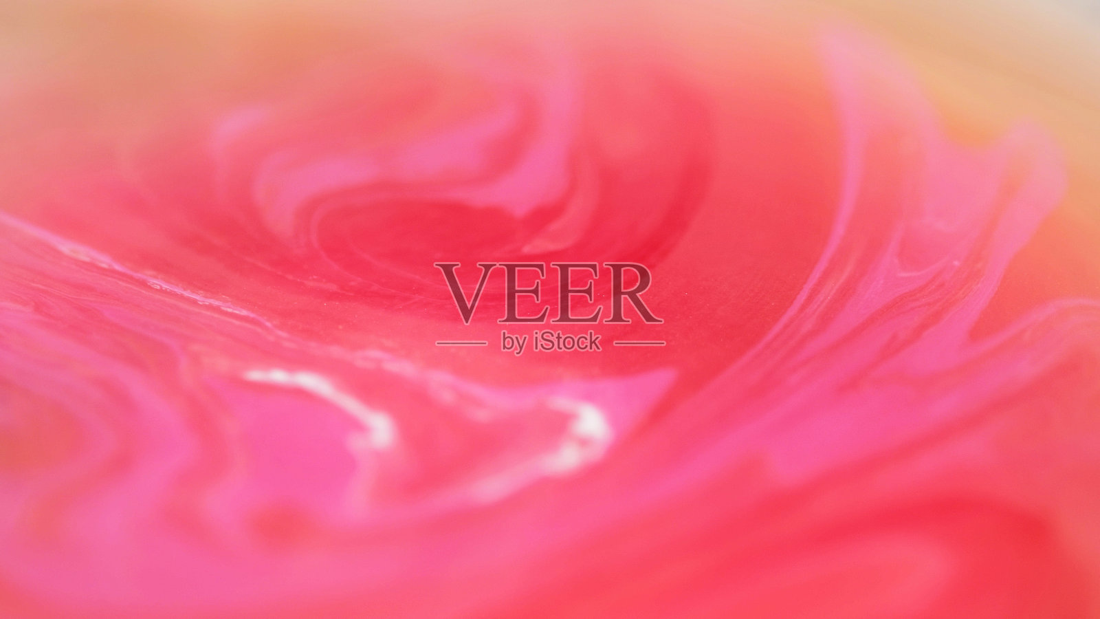 粉色墨水混合湿润光泽的水彩染料流动照片摄影图片