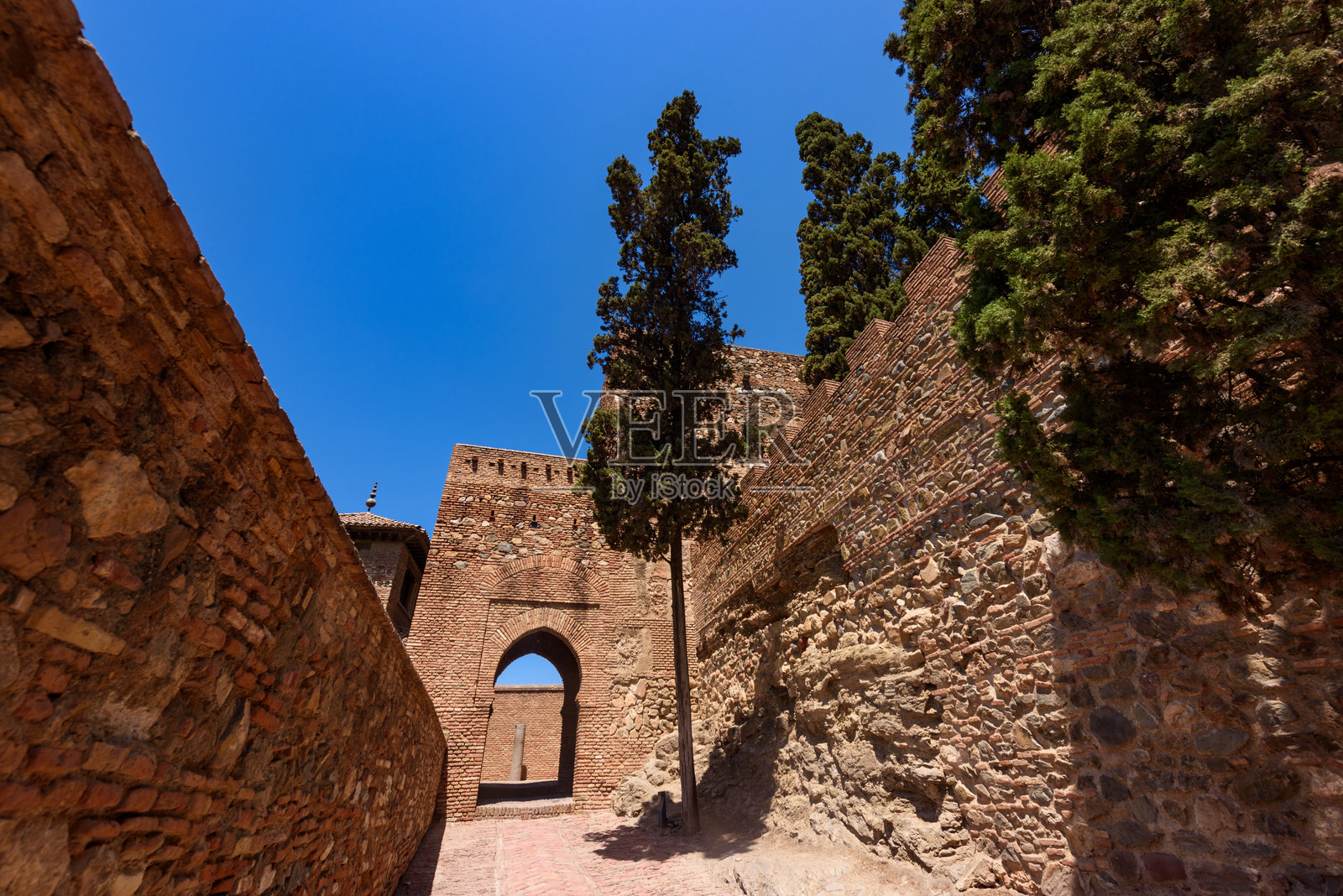 西班牙马拉加阿尔卡萨巴花园的入口。照片摄影图片