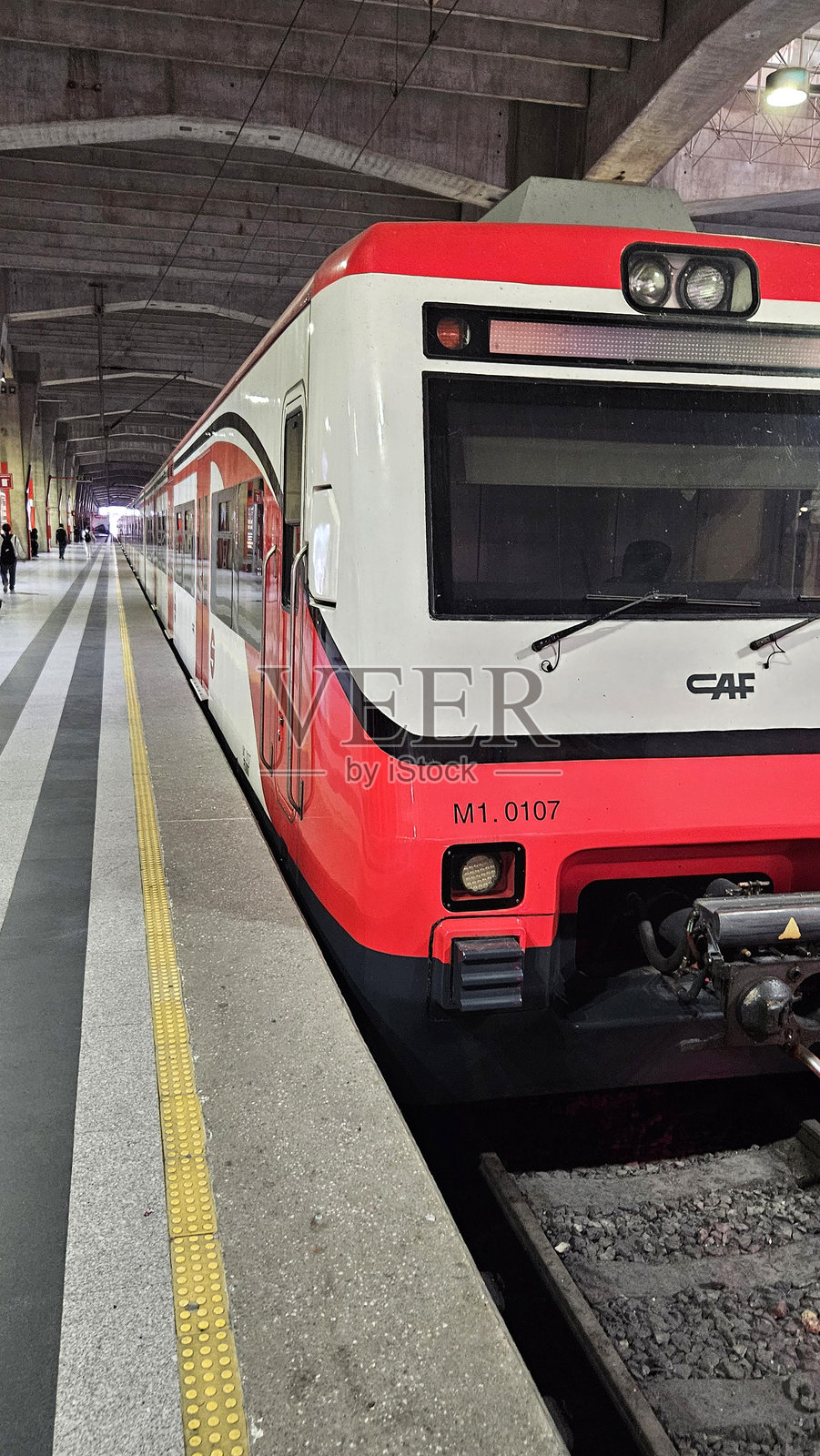 墨西哥谷地大都市区郊区铁路的红白色货车停靠在车站轨道上照片摄影图片