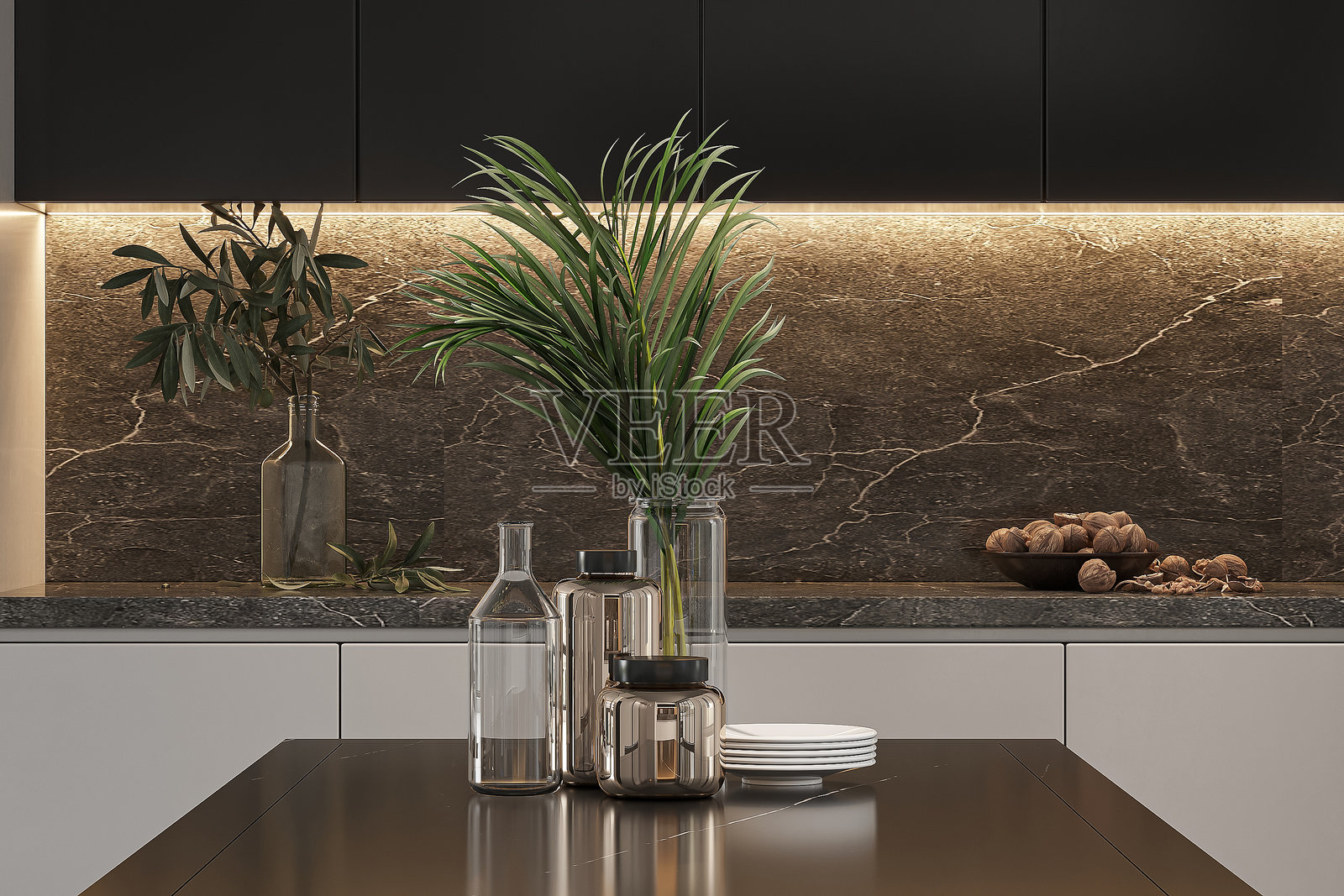 优雅的厨房台面，配有装饰花瓶和大理石背板照片摄影图片