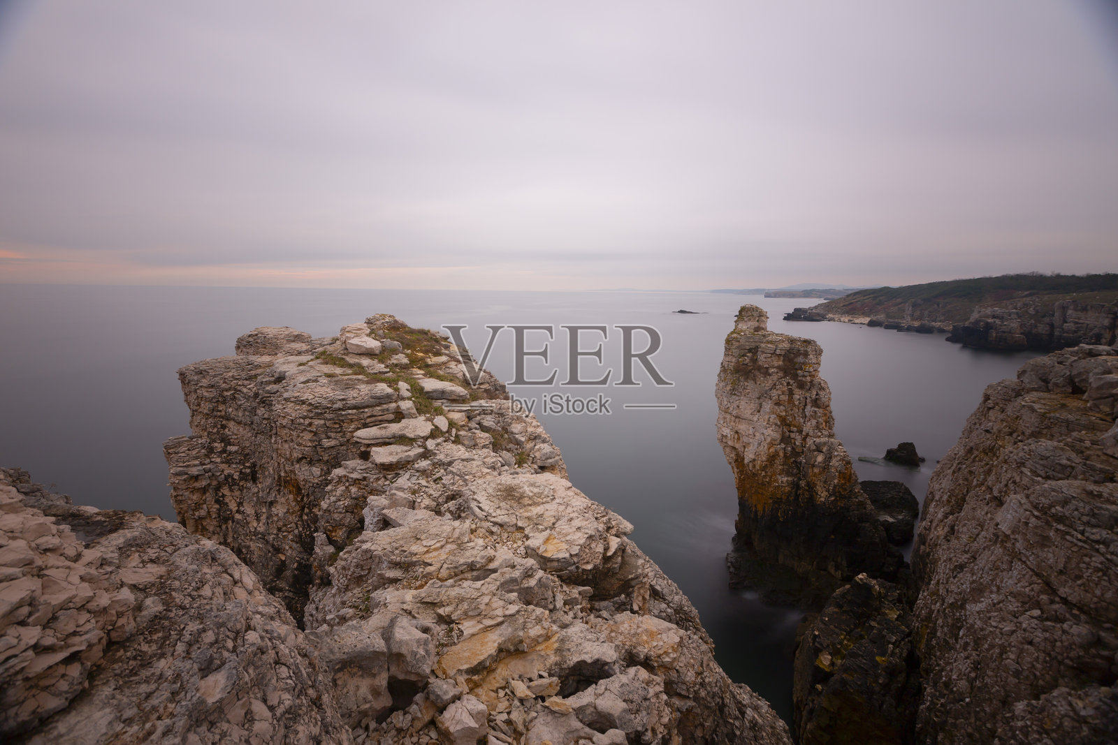 坎迪拉巴伊尔甘利湾是黑海的奇观之一，偶尔在坎迪拉海岸变得波涛汹涌。照片摄影图片