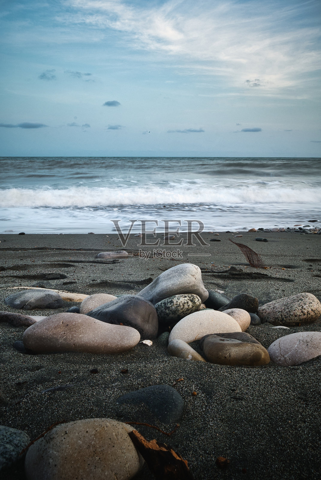 在巴尼的长时间曝光下的船和海滩照片摄影图片