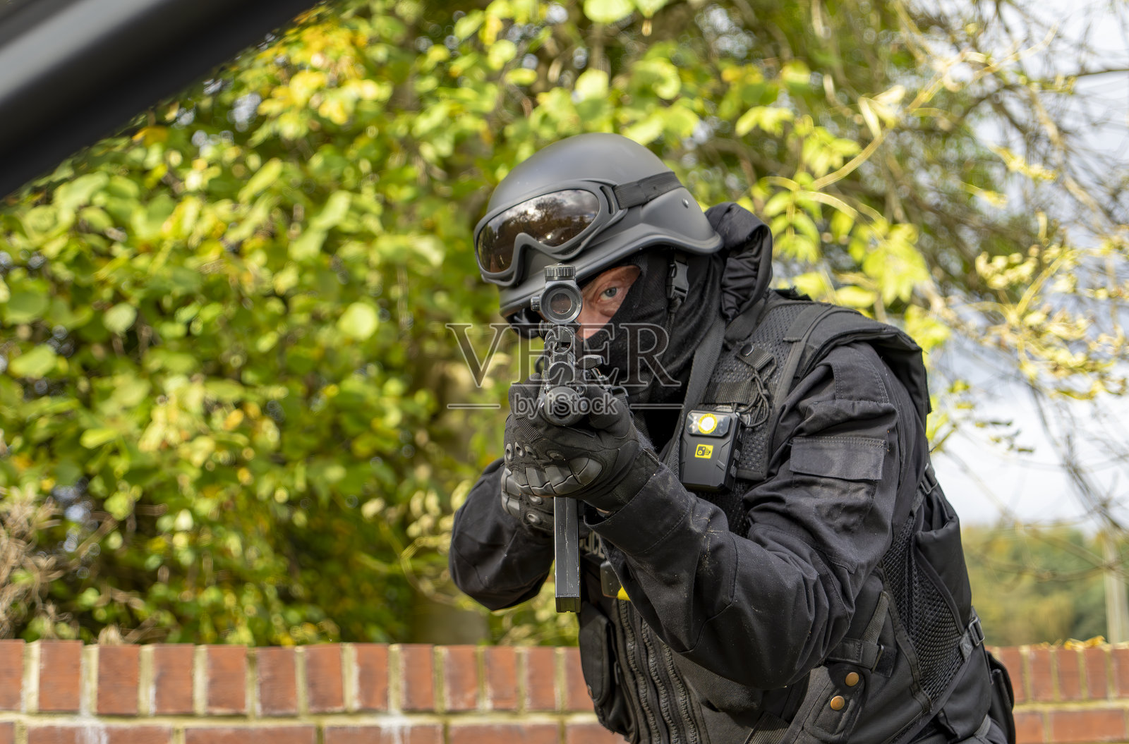 身穿全套特警制服的英国武装警察照片摄影图片