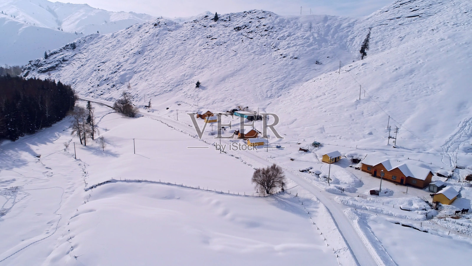 中国新疆天山山脉的雪村。照片摄影图片