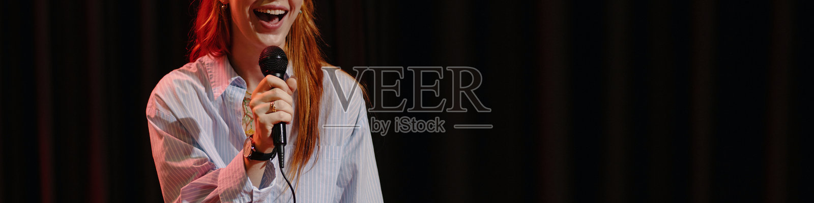 在舞台上拿着麦克风唱歌照片摄影图片