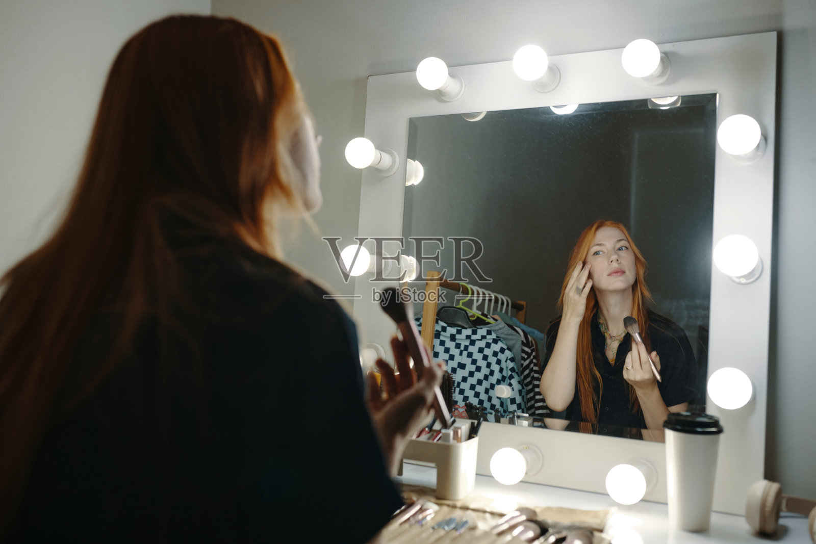 在化妆间用镜子灯化妆照片摄影图片