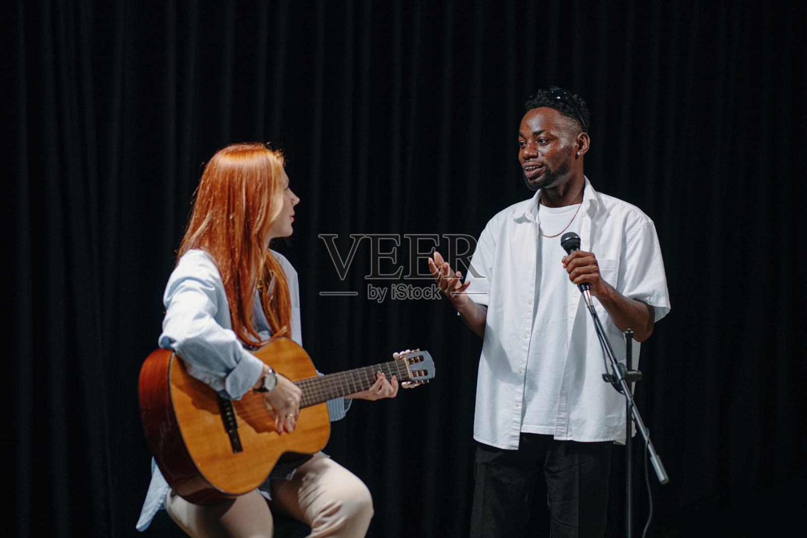 在舞台上分享音乐和吉他演唱照片摄影图片