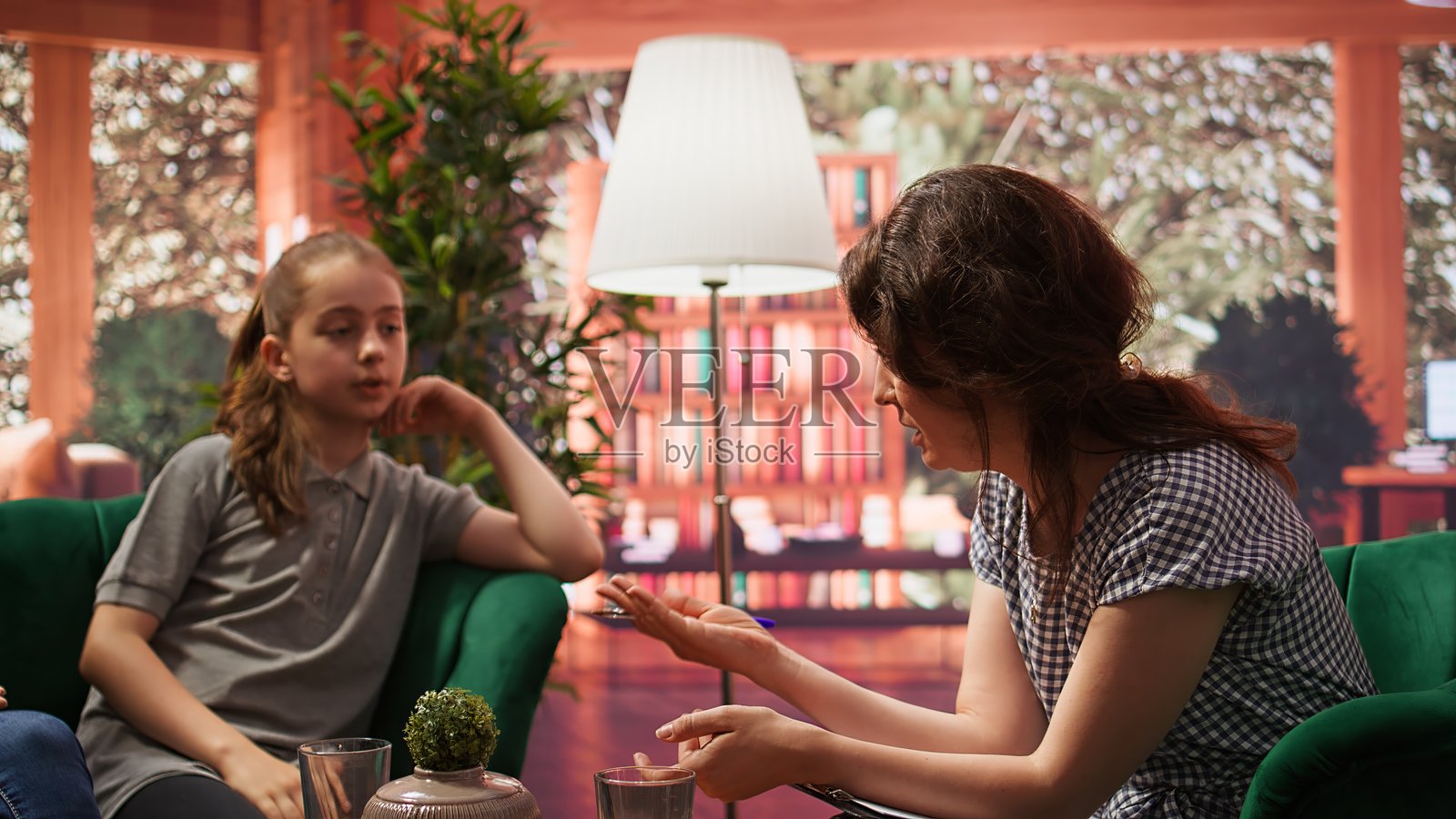 青少年女孩在心理治疗中讨论情绪管理问题照片摄影图片