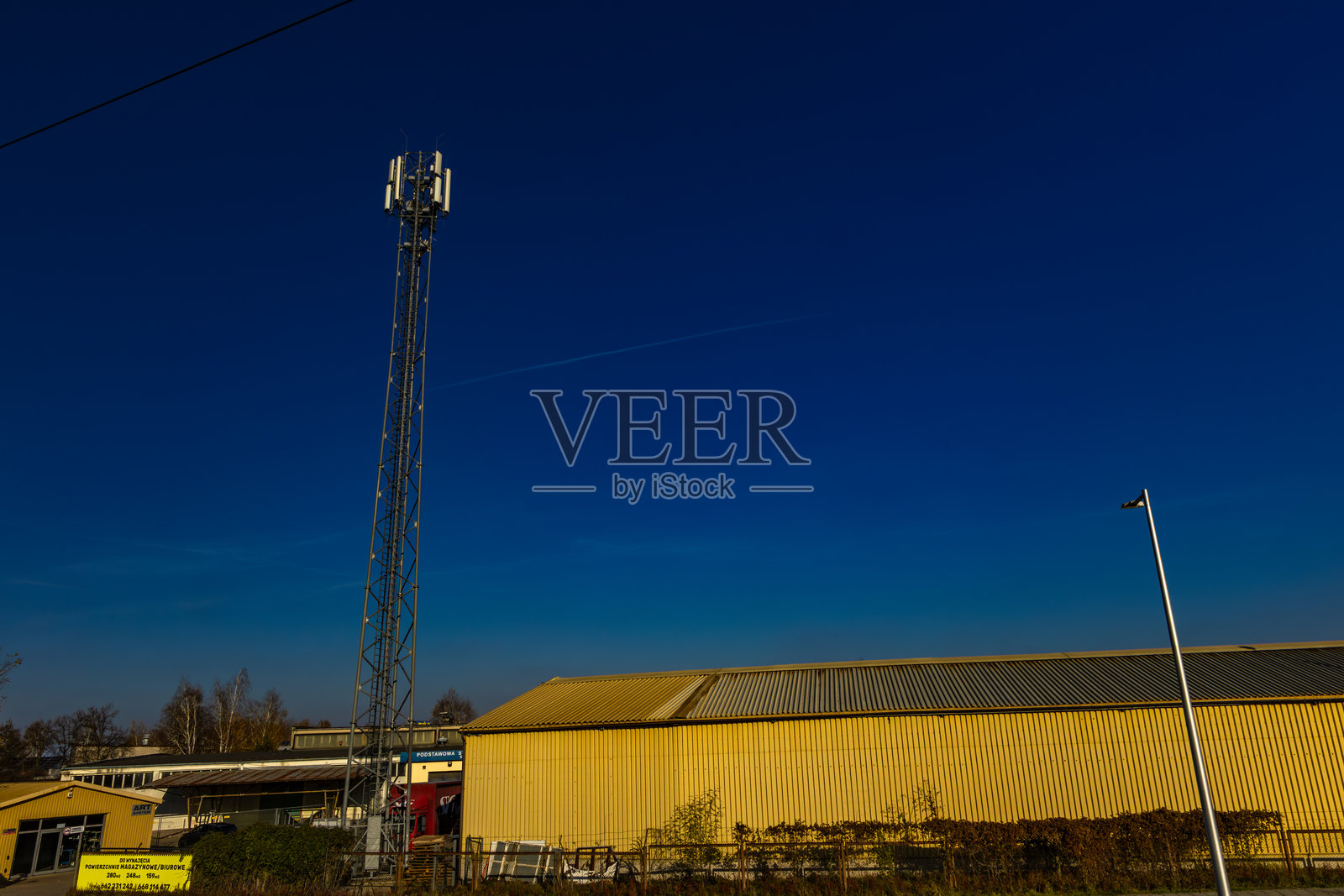 一根高大的信号塔，配备用于传输5G技术的电视和移动电话信号的设备照片摄影图片