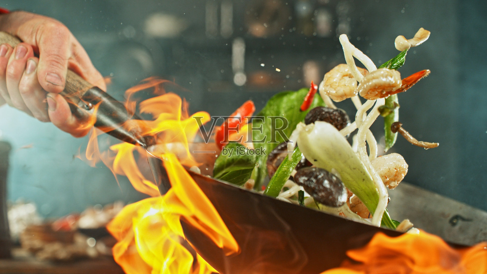 飞跃空中的亚洲美食与炒锅的动态冻结画面。照片摄影图片